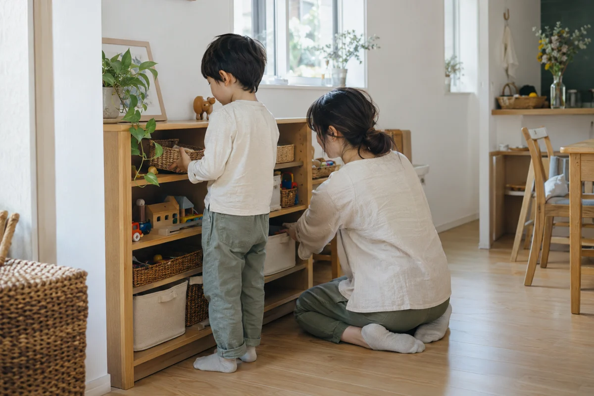 親子で暮らしに合わせて収納を見直すイメージ